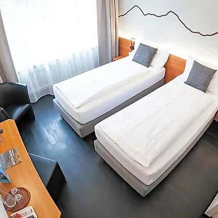 Szálloda Merkur - West Station 3*