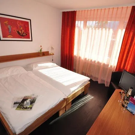 Hotel Merkur - West Station