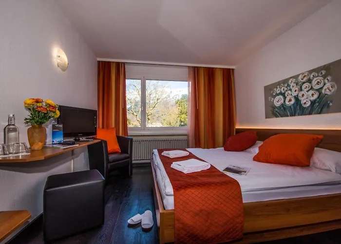 Merkur - West Station 호텔