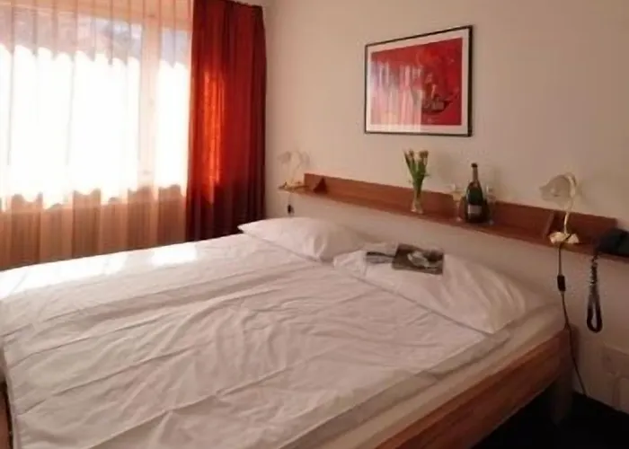 Hotel Merkur - West Station