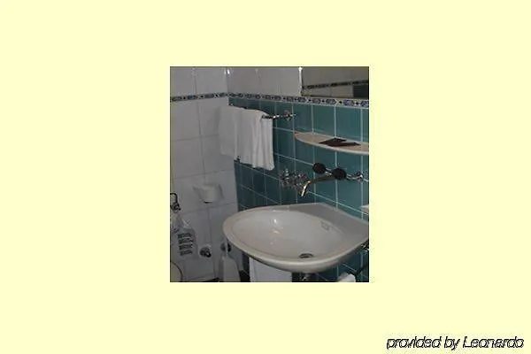 Merkur - West Station Готель