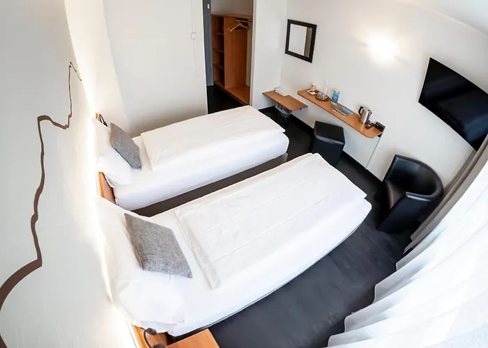 Merkur - West Station Готель 3*