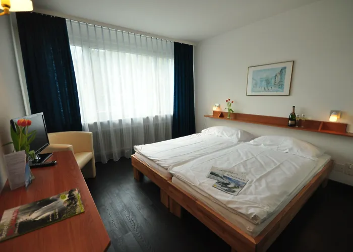 Merkur - West Station Готель