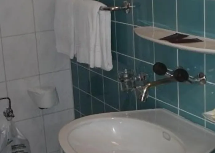 Готель Merkur - West Station 3*