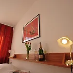 Merkur - West Station Hotel
