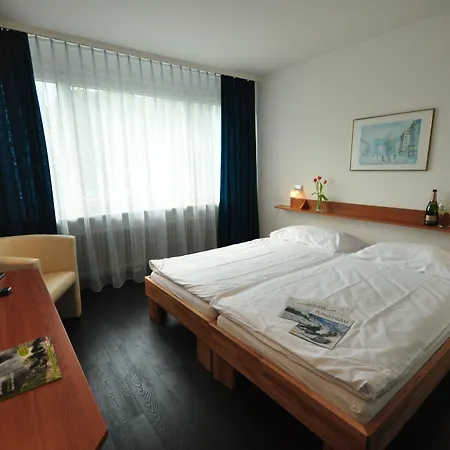 Merkur - West Station 酒店